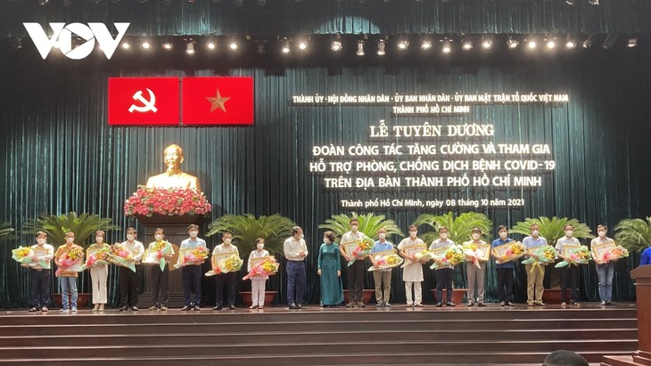 Ho Chi Minh Stadt ehrt die für die Covid-19-Bekämpfung eingesetzten Delegationen - ảnh 1