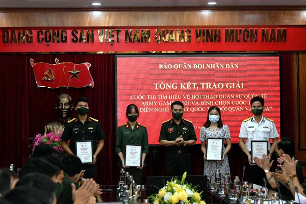 Preisverleihung zum Wissenwettbewerb über Army Games - ảnh 1