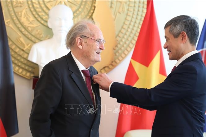 Übergabe des Freundschaftsordens an deutschen Freund, der zur vietnamesischen Medizin beiträgt - ảnh 1