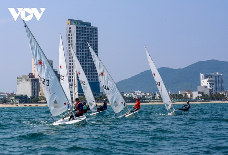 Weiße Segel auf dem Meer in Da Nang - ảnh 14