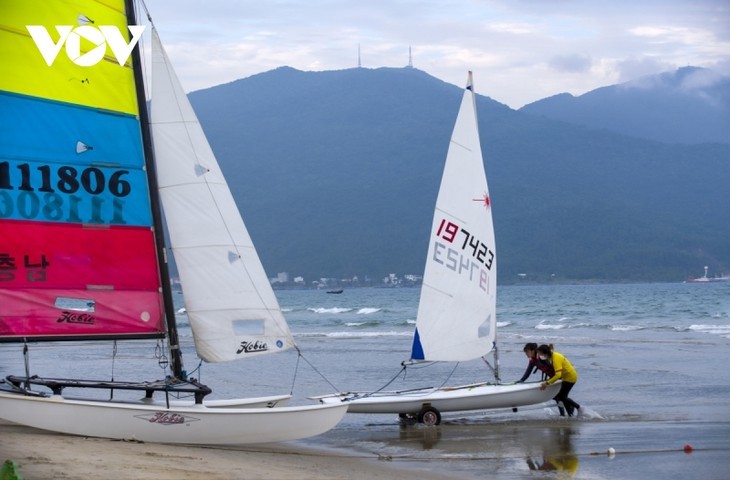 Weiße Segel auf dem Meer in Da Nang - ảnh 23