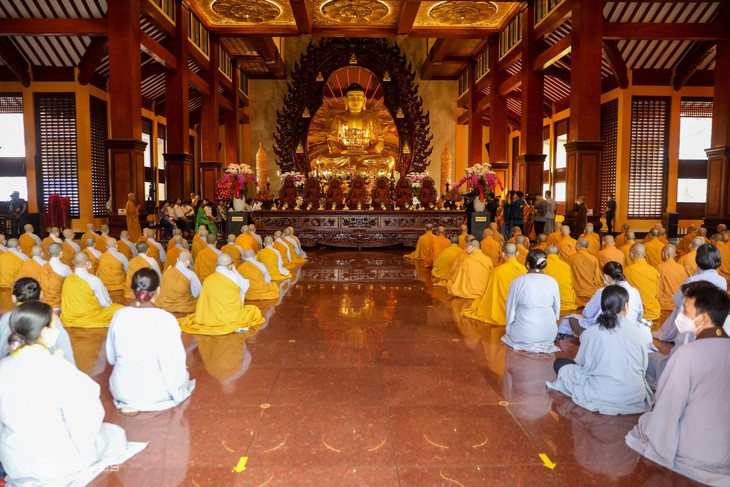 Ho-Chi-Minh-Stadt gedenkt der Covid-19-Todesopfer - ảnh 1