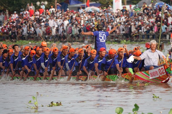 Mehr als 6.000 Sportler nehmen an Bootsrennen auf Maspero-Fluss teil - ảnh 1