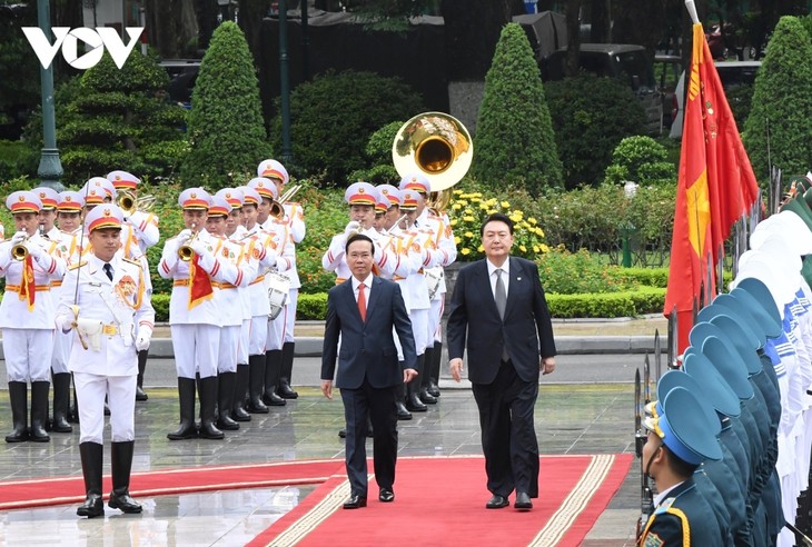 Gespräch zwischen Staatspräsident Vo Van Thuong und Südkoreas Präsident Yoon Suk Yeol - ảnh 1