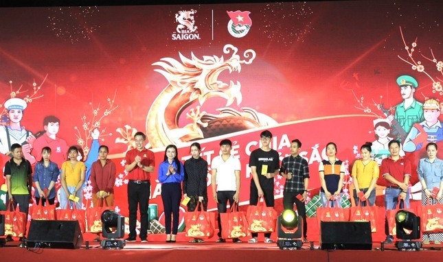 Neujahrsfest Tet: Mehr als 10.000 Geschenke an Arbeitnehmer - ảnh 1