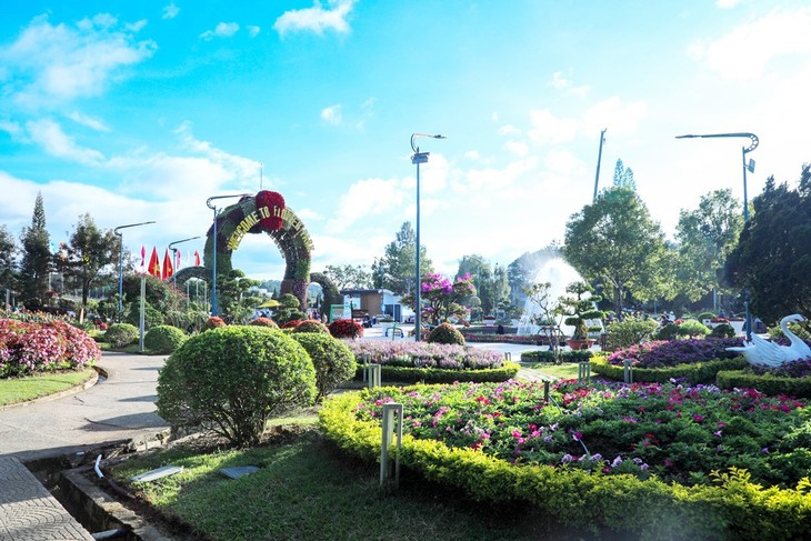 Fast 2000 Werke beim Frühlingsblumenfest in Da Lat ausgestellt - ảnh 1