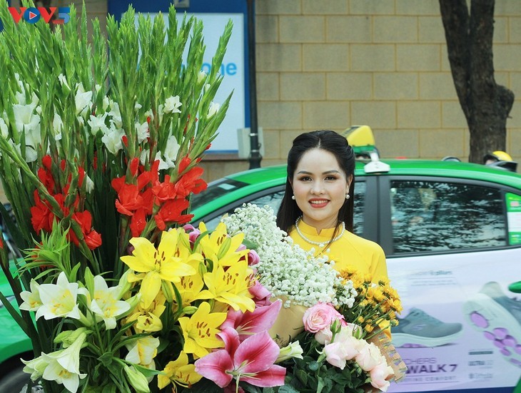 Ao Dai, schönes Outfit im Frühling - ảnh 1