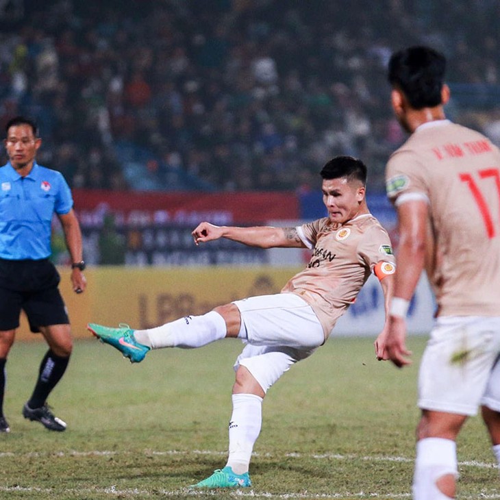 Quang Hai führt das Rennen um inländischen V-League-Torjägerkrone an - ảnh 1