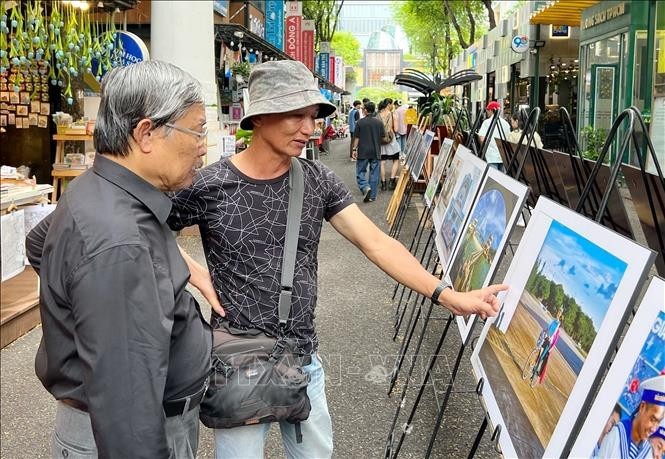 Fotoausstellung über Inselgruppe Truong Sa und Wachturm - ảnh 1