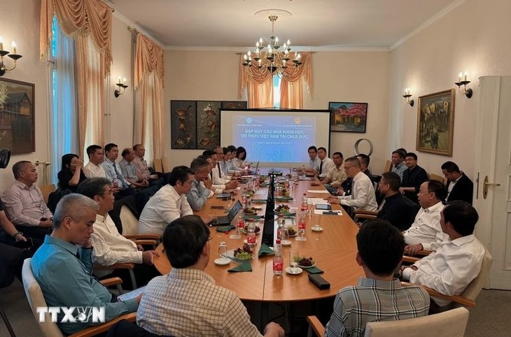 Wissenschaftsminister Huynh Thanh Dat trifft vietnamesische Wissenschaftler in Deutschland - ảnh 1