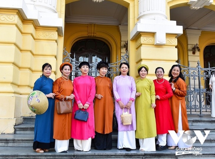 Ao Dai verschönert die Hanoier Straßen im Herbst - ảnh 10