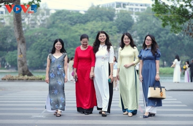 Ao Dai verschönert die Hanoier Straßen im Herbst - ảnh 2