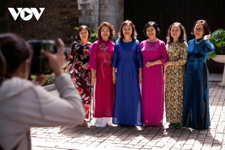 Ao Dai verschönert die Hanoier Straßen im Herbst - ảnh 9