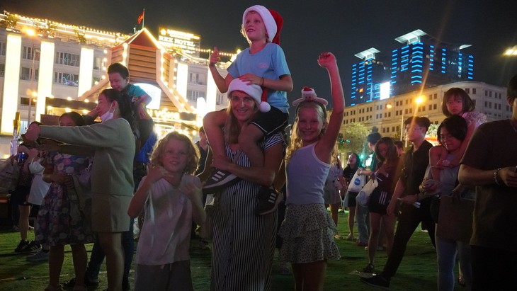 Die Weihnachtsstimmung in zahlreichen Provinzen im ganzen Land - ảnh 1