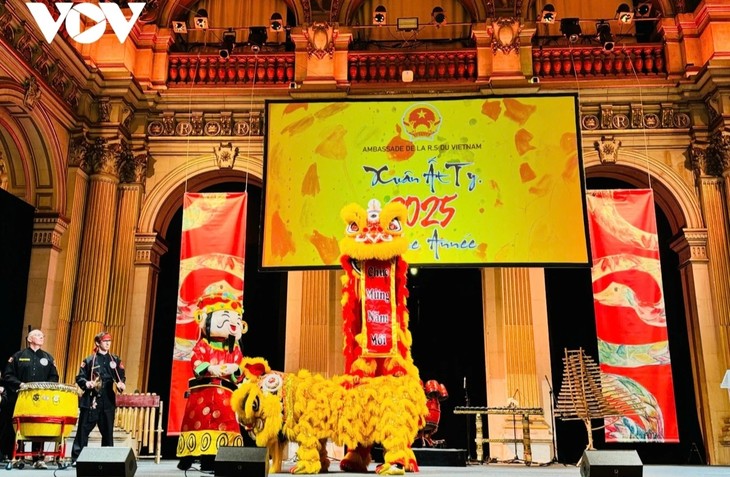 Neujahrsfest Tet 2025 in Paris stellt französischen Freunden vietnamesische Kultur vor - ảnh 1