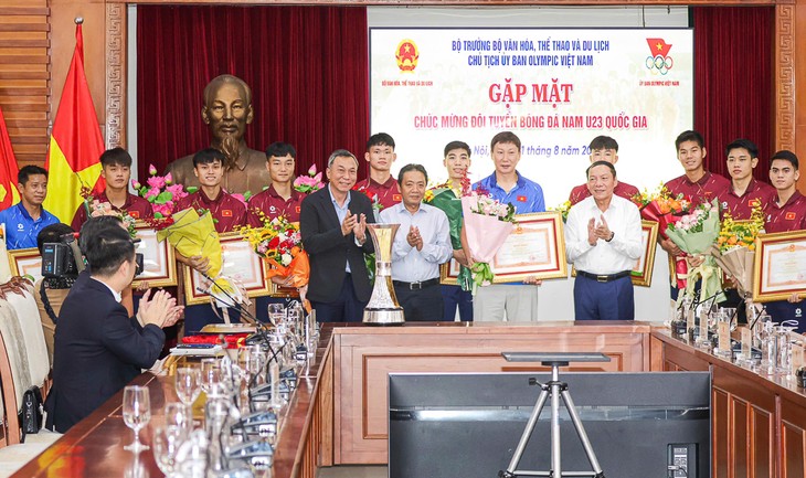 U23-Fußballnationalmannschaft erhält Loburkunde des Premierministers - ảnh 1