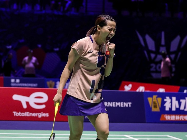 Nguyen Thuy Linh besiegt die Nummer 1 Schottlands und zieht ins Achtelfinale der Badminton-Weltmeisterschaft ein - ảnh 1