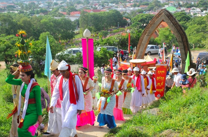 Zahlreiche Aktivitäten beim Kate-Fest in Khanh Hoa - ảnh 1