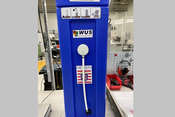 World University Service in Deutschland übergibt Flutopfern in Vietnam Wasserfilter - ảnh 1