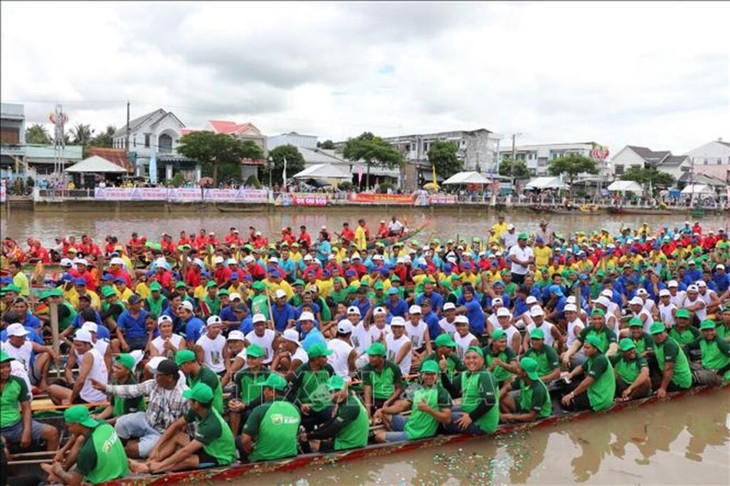 Das Ngo-Bootsrennen zum Ok-Om-Bok-Fest 2025 in Vinh Long - ảnh 1