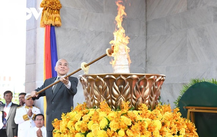 Glückwunschtelegramme von Partei, Staat und Regierung Vietnams zum 72. Nationalfeiertag Kambodschas - ảnh 1