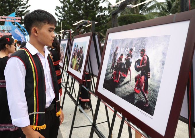 Fotoausstellung „Die Farben der vietnamesischen Volksgruppen”  - ảnh 1