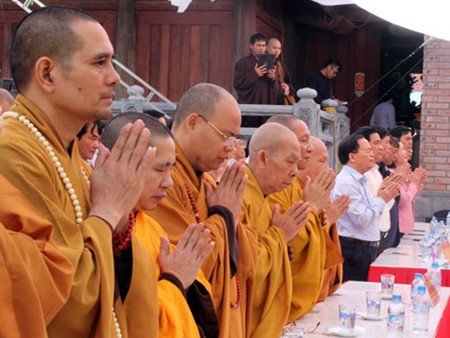 越南高平省板约瀑布竹林佛迹寺为英雄烈士举行超度大法会 - ảnh 1