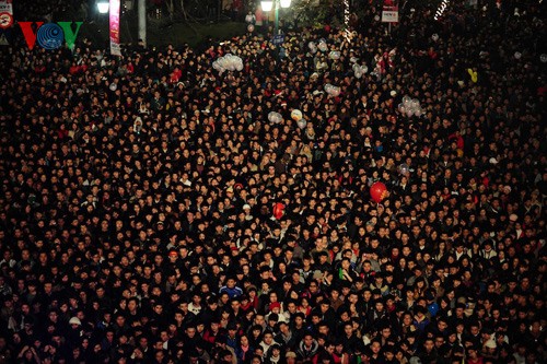 New Year atmosphere in Hanoi - ảnh 4