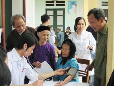 Junge Ärzte werden in 62 arme Kreise gesandt - ảnh 1