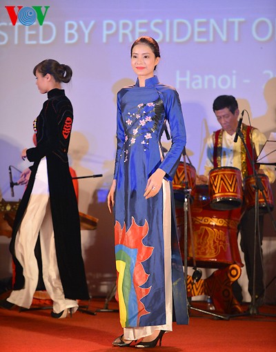 Ao Dai-Vorführung verbindet die Kulturen - ảnh 11