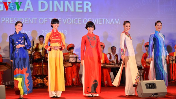 Ao Dai-Vorführung verbindet die Kulturen - ảnh 13