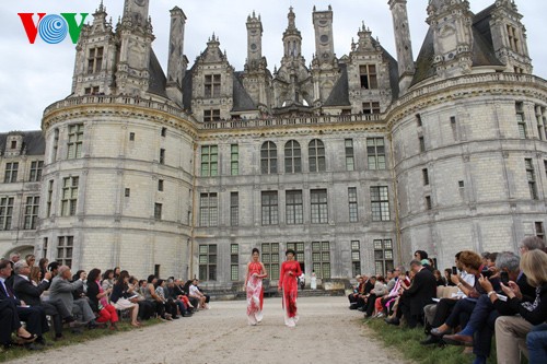 Vietnamesische Ao Dai in Frankreich vorgeführt - ảnh 1