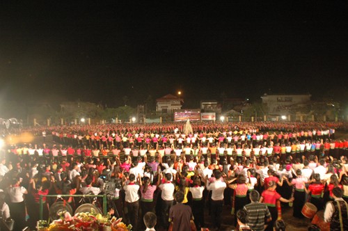 Yen Bai: Rekord von Xoe-Tanz aufgestellt - ảnh 1