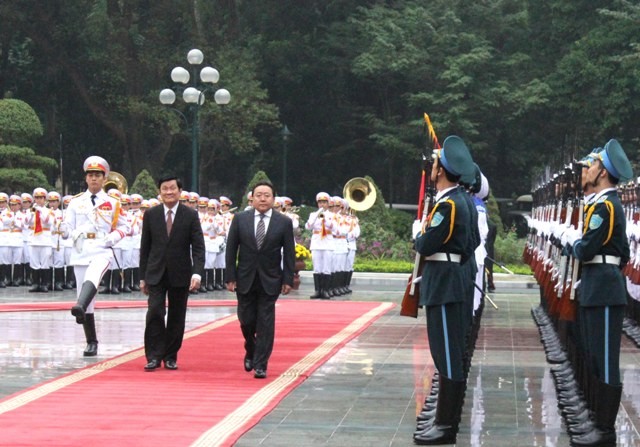 Staatspräsident Truong Tan Sang führt Gespräch mit dem Präsidenten der Mongolei, Elbegdorj - ảnh 1