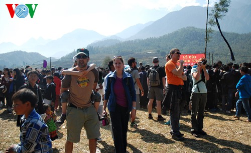 Frühlingsfest Gau Tao am Bergfuß Hoang Lien - ảnh 4