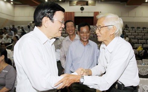 Staatspräsident Truong Tan Sang trifft Wähler im Bezirk 4 in Ho Chi Minh Stadt - ảnh 1