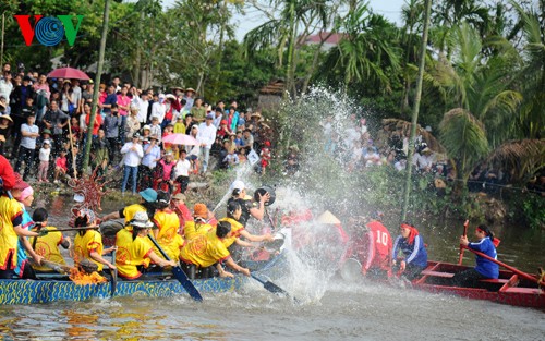 Frauen beim Reiskochen und beim Entenfang-Wettbewerb im Fluss - ảnh 4