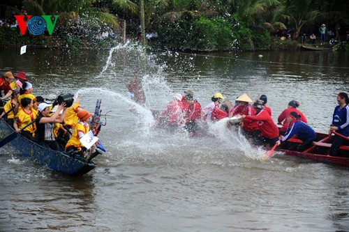 Frauen beim Reiskochen und beim Entenfang-Wettbewerb im Fluss - ảnh 6