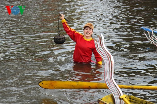 Frauen beim Reiskochen und beim Entenfang-Wettbewerb im Fluss - ảnh 7