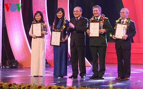 Übergabe der Pressepreise anlässlich des 70-jährigen Jubiläums des vietnamesischen Parlaments - ảnh 1