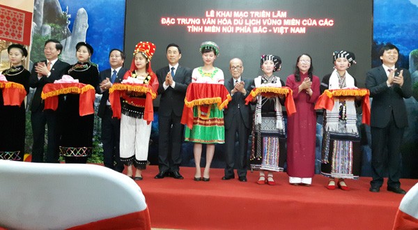 Ausstellung über kulturelle und touristische Besonderheiten der Bergprovinzen im Norden - ảnh 1