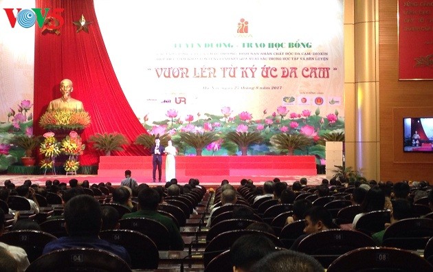 Würdigung der Kinder und Enkelkinder von Kriegsversehrten und Agent-Orange-Opfern - ảnh 1