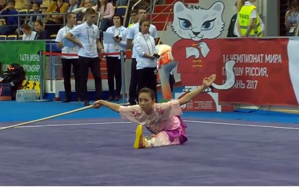 Duong Thuy Vi gewinnt Golfmedaille bei der Wushu-Weltmeisterschaft 2017 - ảnh 1