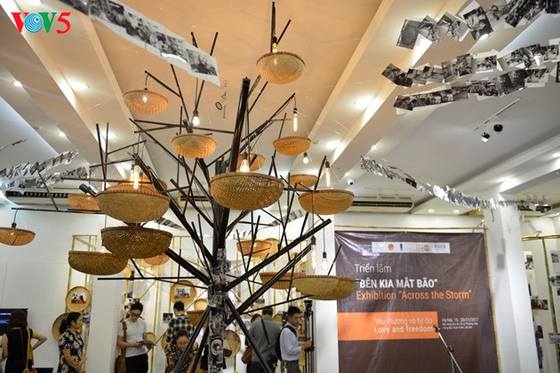 „An anderer Seite des Sturmauges” – eine Ausstellung zum Aufruf gegen häusliche Gewalt in Vietnam - ảnh 1