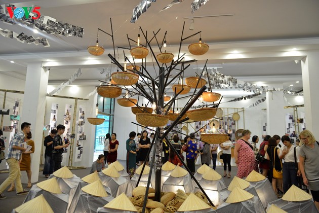 „An anderer Seite des Sturmauges” – eine Ausstellung zum Aufruf gegen häusliche Gewalt in Vietnam - ảnh 2