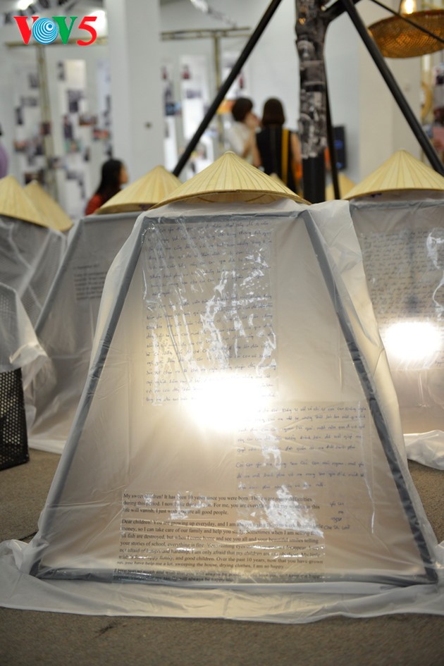 „An anderer Seite des Sturmauges” – eine Ausstellung zum Aufruf gegen häusliche Gewalt in Vietnam - ảnh 3