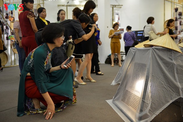 „An anderer Seite des Sturmauges” – eine Ausstellung zum Aufruf gegen häusliche Gewalt in Vietnam - ảnh 4