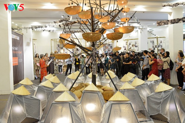 „An anderer Seite des Sturmauges” – eine Ausstellung zum Aufruf gegen häusliche Gewalt in Vietnam - ảnh 5