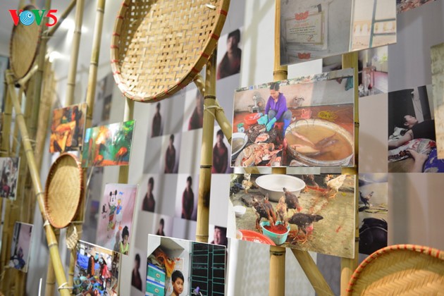 „An anderer Seite des Sturmauges” – eine Ausstellung zum Aufruf gegen häusliche Gewalt in Vietnam - ảnh 9