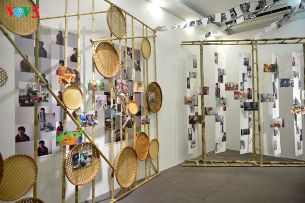 „An anderer Seite des Sturmauges” – eine Ausstellung zum Aufruf gegen häusliche Gewalt in Vietnam - ảnh 8